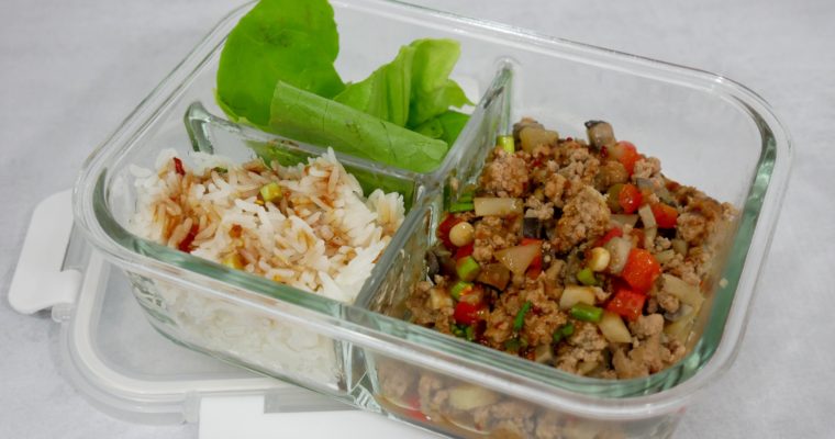 Meal preparation glass container with turkey lettuce wraps